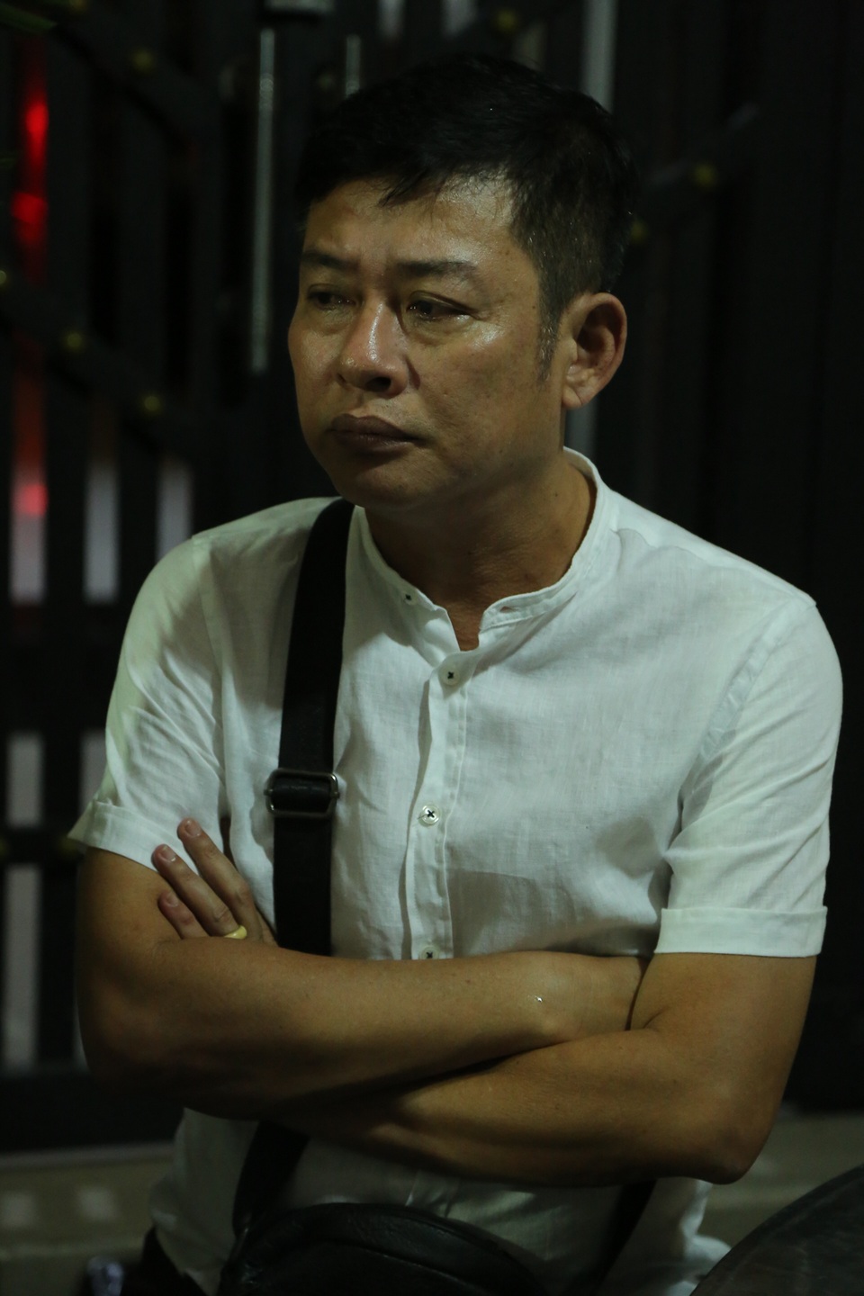 Diễn viên hài Tấn Beo trầm buồn trước mất mát anh, anh lặng lẽ đứng trước linh cữu người đã mất.