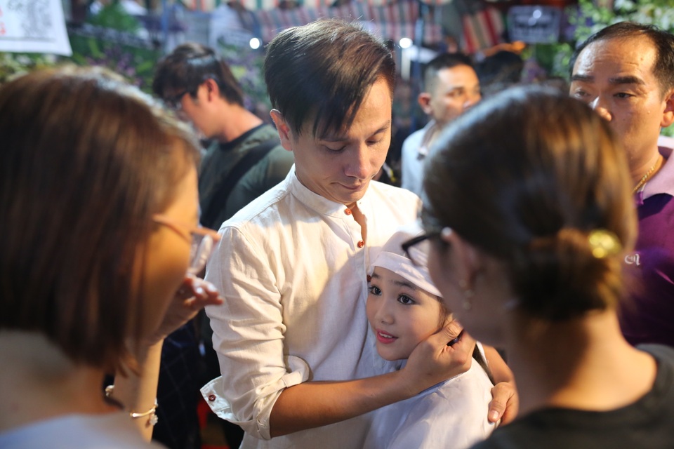 Diễn viên Đình Toàn an ủi con gái nuôi nghệ sĩ Khánh Nam.