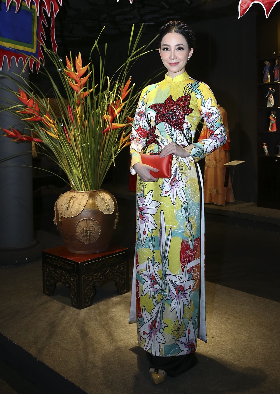 Á hậu Lệ Hằng, Diễm Hương kín đáo với áo dài xưa - 13 Diễn viên múa Linh Nga