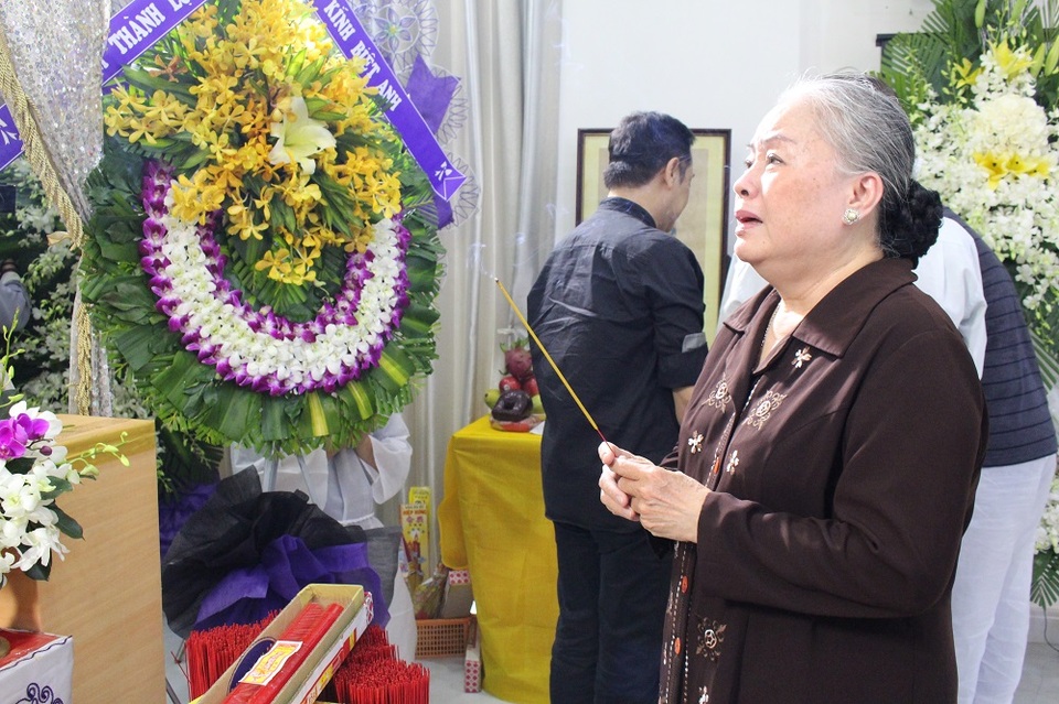 Nghệ sĩ ưu tú Thanh Nguyệt dù sức khỏe không được tốt vẫn đến chia buồn cùng gia đình nghệ sĩ Thanh Sang. Bà còn ngồi lại để trò chuyện với những bạn bè đồng nghiệp năm xưa mà ít khi có cơ hội gặp mặt.