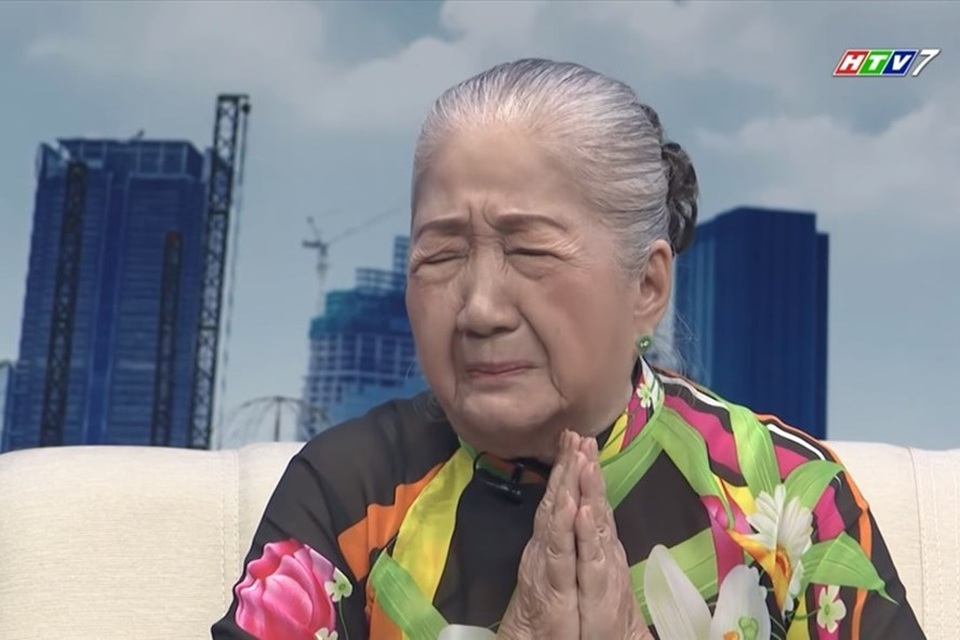 Chuyện đời đẫm nước mắt của nữ nghệ sĩ cải lương từng là hoa khôi - 2 Nghệ sĩ Thiên Kim khóc nghẹn khi kể lại những trận đòn roi do mẹ ghẻ hành hạ.