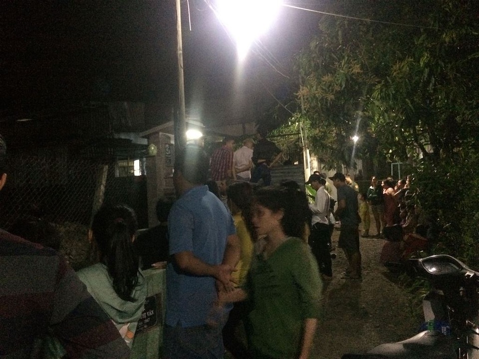 Cháu nội tá hoả thấy bà nằm thoi thóp trong nhà tắm - 1 Người dân tập trung bên ngoài hiện trường theo dõi vụ việc