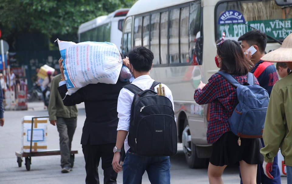 Ùn ùn mua vé, đón xe về quê nghỉ lễ - 8 Nhiều hành khách về quê với đồ đạc lỉnh kỉnh.