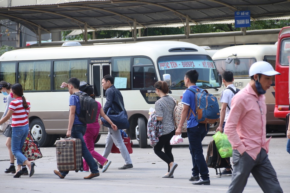Ùn ùn mua vé, đón xe về quê nghỉ lễ - 5
Thời gian qua, sau quyết định phân lại luồng tuyến của thành phố Hà Nội, khoảng 400 xe đã di dời đến các bến xe khác như Nước Ngầm, Giáp Bát... Số lượng khách về bến Mỹ Đình so với năm ngoái giảm đi 50%.