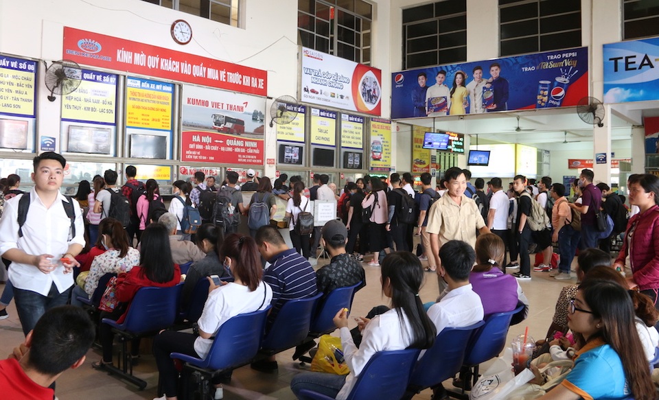 Ùn ùn mua vé, đón xe về quê nghỉ lễ - 1
Kỳ nghỉ lễ 30/4-1/5 năm nay kéo dài 4 ngày, ghi nhận tại các bến xe khách trong nội đô Hà Nội trong buổi chiều nay, lượng người dân đổ về tăng lên gấp nhiều lần so với ngày thường. Hình ảnh ghi nhận tại Bến xe Mỹ Đình.