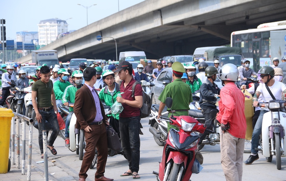 Ùn ùn mua vé, đón xe về quê nghỉ lễ - 9
Phía bên ngoài bến, lưu lượng phương tiện tham gia giao thông rất đông chủ yếu là taxi, xe ôm luân chuyển hành khách từ khắp Hà Nội về Mỹ Đình. Lực lượng chức năng khá vất vả để đảm bảo trật tự an toàn giao thông, tránh ùn tắc ở các tuyến đường xung quanh.