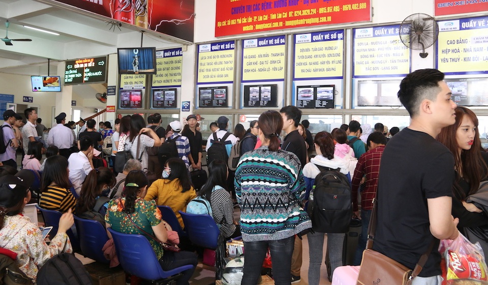 Ùn ùn mua vé, đón xe về quê nghỉ lễ - 4
Ông Nguyễn Mạnh Tuấn - Phó GĐ Bến xe Mỹ Đình cho biết, lượng khách đổ về bến đông nhất là vào chiều nay và ngày mai. Ước tính trong ngày mai bến xe có thể sẽ đón từ 15 đến 20 nghìn lượt hành khách mua vé về quê. Hiện tại Ban quản lý Bến xe Mỹ Đình cũng đã có những phương án cụ thể như chuẩn bị xe tăng cường cho những tuyến có lượng hành khách đi lại lớn, kiểm soát chặt chẽ việc mua vé của hành khách.