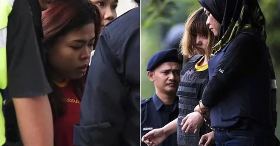 Luật sư Anh: Hai nữ nghi phạm trong nghi án Kim Jong-nam chỉ là nạn nhân - 1
Hai nữ nghi phạm trong nghi án ông Kim Jong-nam phải mặc áo chống đạn khi rời tòa hôm 1/3. (Ảnh: Getty)