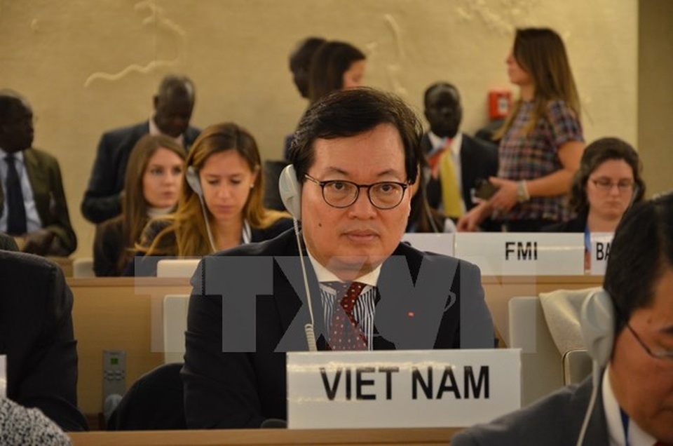 Liên hợp quốc thông qua dự thảo nghị quyết do Việt Nam là đồng tác giả - 1 Đại sứ đặc mệnh toàn quyền Dương Chí Dũng, Trưởng Phái đoàn thường trực Việt Nam tại Liên hợp quốc tham dự một kỳ họp của Hội đồng Nhân quyền. (ảnh: TTXVN)