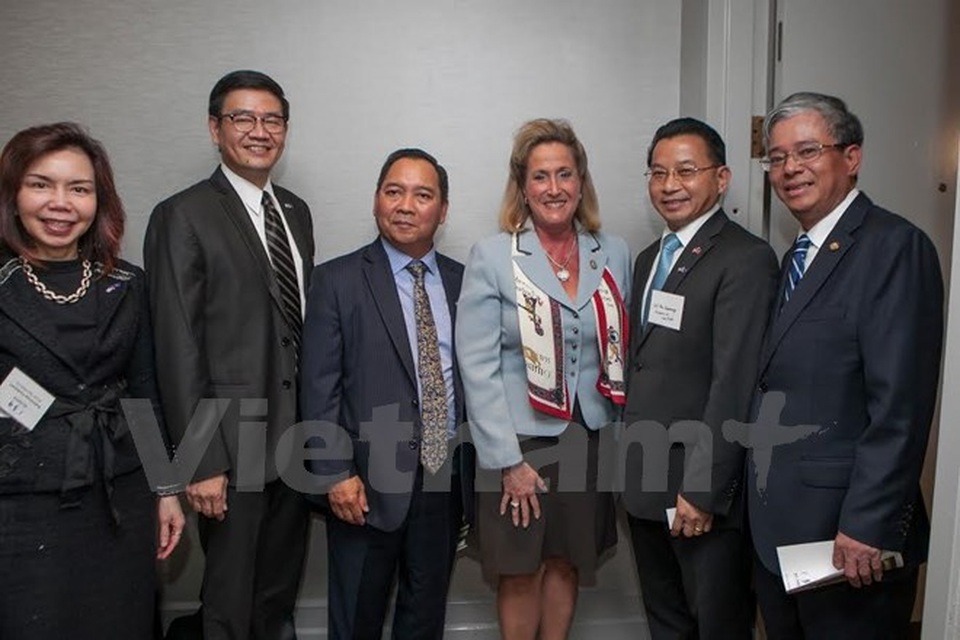 Các nghị sỹ Hoa Kỳ mong muốn thúc đẩy quan hệ với Việt Nam và ASEAN - 1
Các Đại sứ ASEAN gặp Hạ nghị sỹ Wagner và Castro. (Ảnh: Đoàn Hùng/Vietnam+)