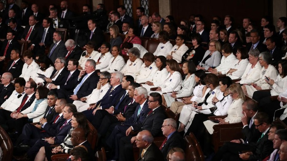 Nghị sĩ đảng Dân chủ đồng loạt mặc đồ trắng theo dõi bài phát biểu của Trump - 1
Các nghị sĩ Dân chủ mặc đồ trắng lắng nghe bài phát biểu của ông Trump (Ảnh: Getty)