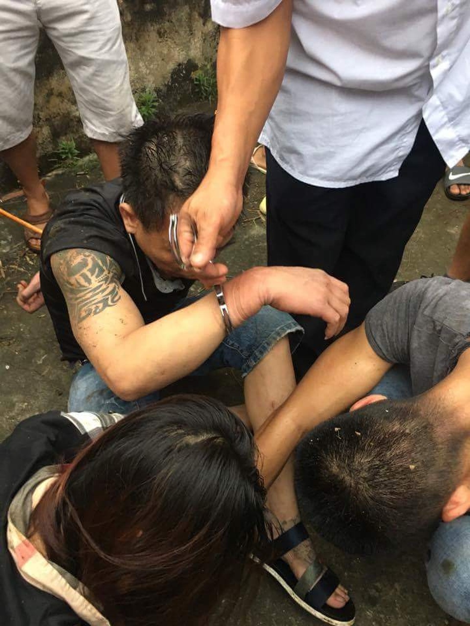 Nhóm người đào mộ bị dân bắt giữ giao công an