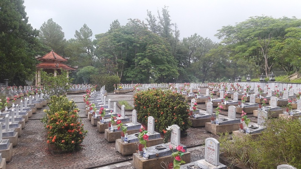 Thu ánh dương về thắp sáng nghĩa trang Trường Sơn - 1
5 khu mộ liệt sĩ ở nghĩa trang Trường Sơn sẽ được lắp đặt hệ thống chiếu sáng bằng 500 cột đèn năng lượng mặt trời.