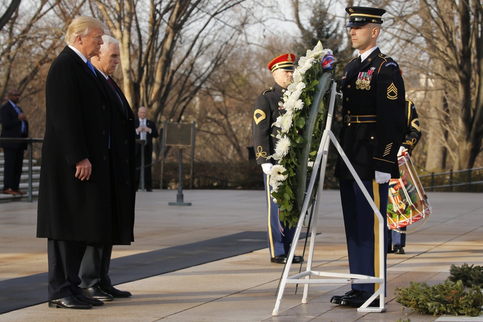Tổng thống đắc cử Trump mở màn chuỗi sự kiện nhậm chức - 4 Ông Trump và ông Pence đã đặt một vòng hoa trắng trước mộ của những liệt sĩ vô danh. Tổng thống và phó tổng thống đắc cử nghiêm trang đặt tay lên ngực, cử hành nghi lễ tại nghĩa trang Arlington.