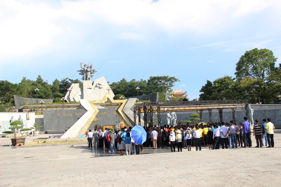 Ấm lòng linh hồn liệt sĩ, vẹn nghĩa tình với thân nhân - 6 Khách đến tri ân liệt sĩ tại Nghĩa trang đường 9