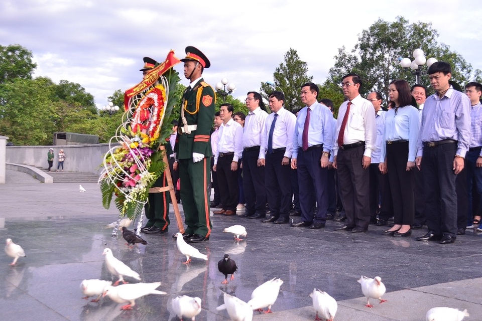 Những câu chuyện xúc động ở Nghĩa trang liệt sĩ “lớn nhất nước” - 1 Phó Thủ tướng Chính phủ Vương Đình Huệ tri ân liệt sĩ tại Quảng Trị