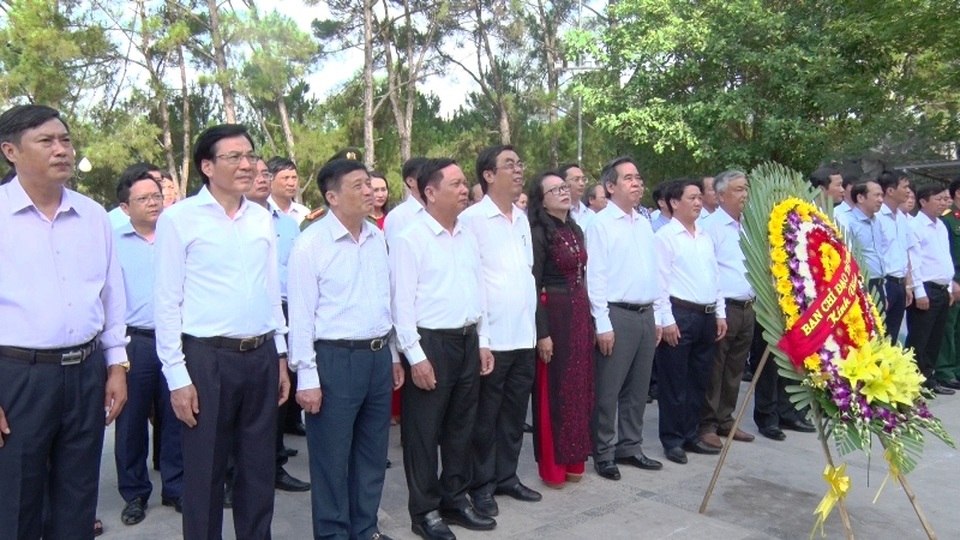 Đoàn công tác thành kính tưởng nhớ công lao to lớn của các vị anh hùng, liệt sĩ