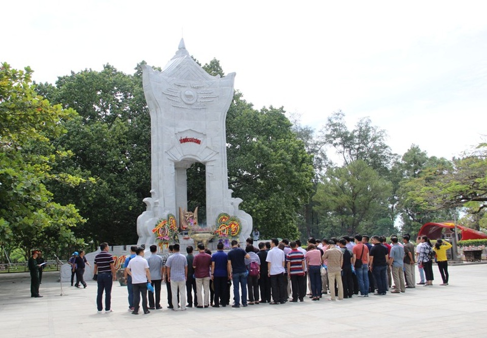 Những câu chuyện xúc động ở Nghĩa trang liệt sĩ “lớn nhất nước” - 3 Từng dòng người về Quảng Trị tri ân liệt sĩ những ngày tháng 7