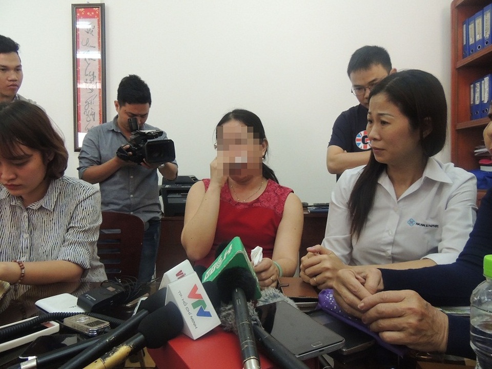 Nghi án bé lớp 1 bị xâm hại tại trường học: “Có tế bào người nam trong dịch âm đạo” - 1 Sau khi tìm đến Hội bảo vệ quyền trẻ em TPHCM nhờ giúp đỡ, chị C. gửi đơn cầu cứu lên Viện KSND tối cao về nghi án con gái 7 tuổi của mình bị xâm hại tại trường học