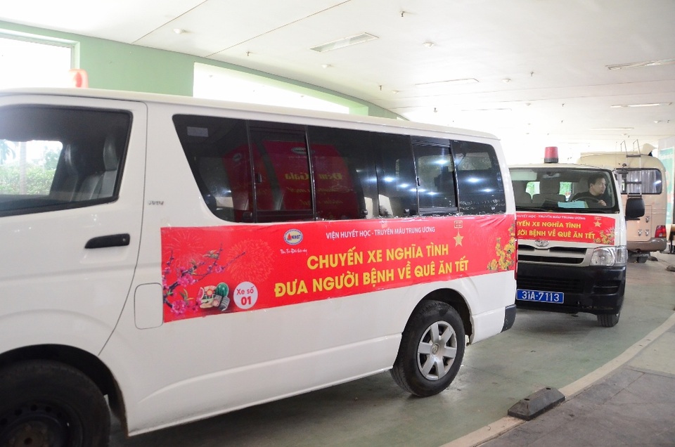 Chuyến xe nghĩa tình đưa người bệnh nghèo về quê ăn Tết - 1
Sáng 25/1/2017 (28 Tết), Viện Huyết học – Truyền máu Trung Ương đã tổ chức 3 chuyến xe miễn phí đưa bệnh nhân về quê ăn Tết với ba hướng là Hà Nam – Thái Bình, Ninh Bình, Phú Thọ - Vĩnh Phúc.