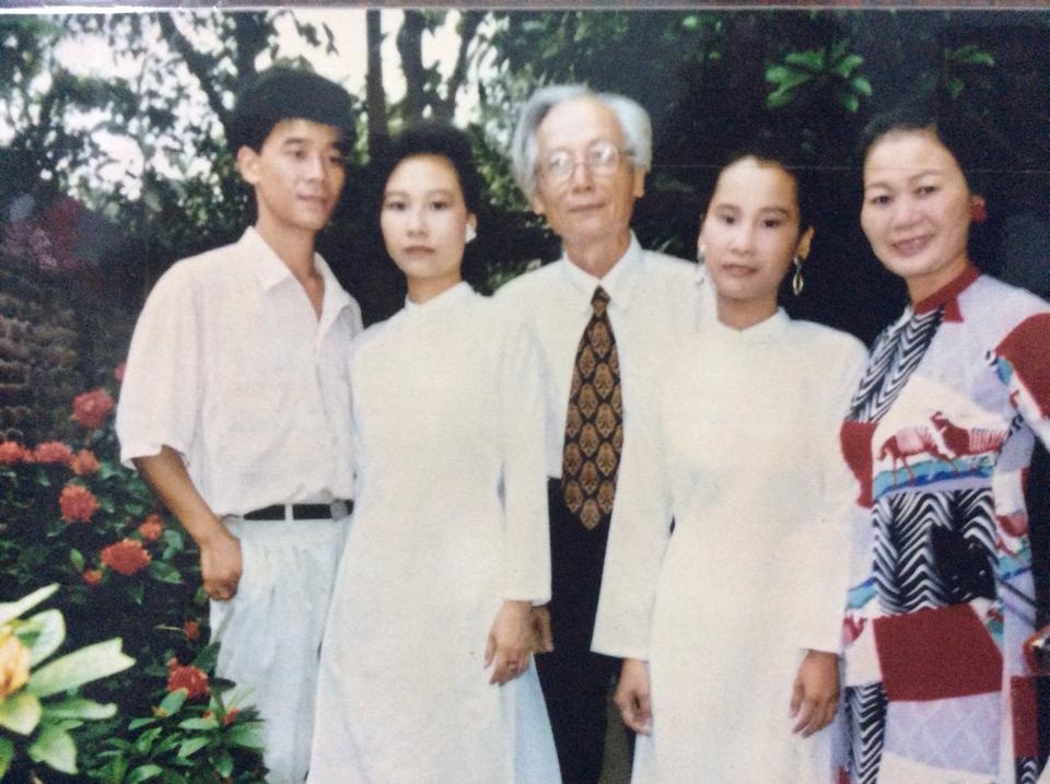 NGND Hoàng Kiều - nhạc sĩ gạo cội của làng chèo qua đời ở tuổi 92 - 2 Bức ảnh kỷ niệm của NGND Hoàng Kiều và nghệ sĩ chèo Bích Ngọc bên các con chụp khi ông bà còn khoẻ. Ảnh: GĐCC.