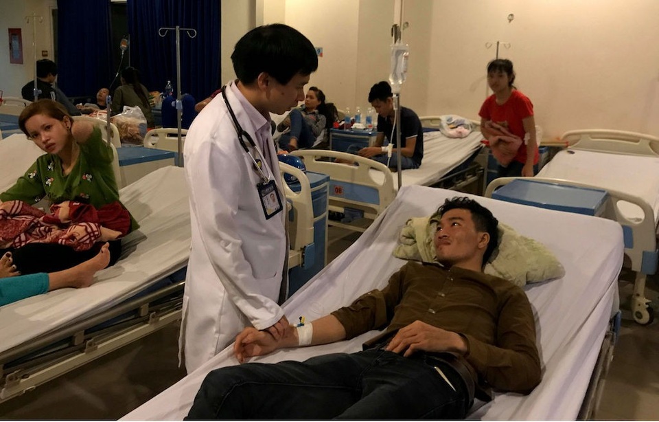 Gần 100 công nhân ngộ độc ngất xỉu do ăn nui - 2 Hàng trăm công nhân bị ngộ độc thực phẩm nhập viện điều trị