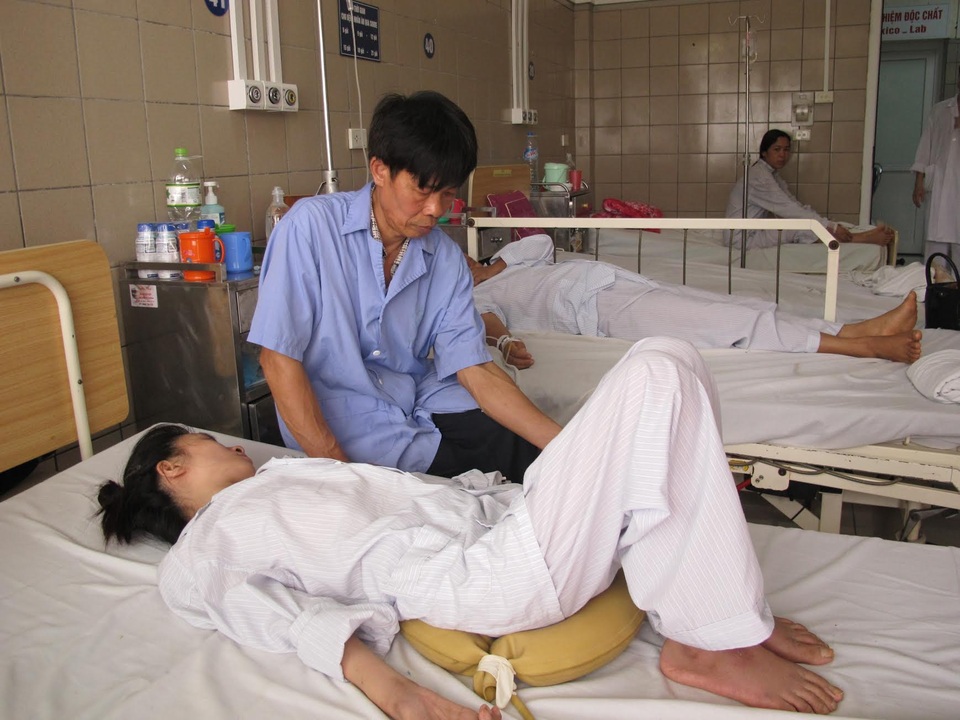 Bỗng dưng liệt tứ chi, teo cơ sau 3 tháng uống thuốc nam - 1 Bệnh nhân gầy sút, thiếu máu, teo cơ sau 3 tháng uống thuốc nam. Ảnh: T.A