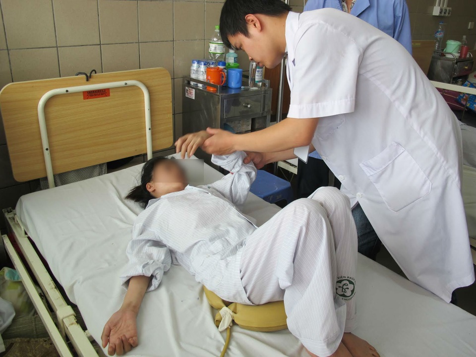 Bỗng dưng liệt tứ chi, teo cơ sau 3 tháng uống thuốc nam - 2
Sau 3 tuần thải độc chì, tình trạng bệnh nhân đã đỡ hơn nhưng vẫn chưa thể tự đi lại, tự xoay người do teo cơ, tổn thương dây thần kinh. Ảnh: T.A