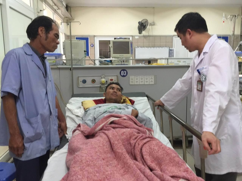 Vụ nhóm sinh viên ngộ độc rượu: 4 người ảnh hưởng thị lực, 3 người tổn thương não - 1 Cả 9 bệnh nhân đều may mắn thoát chết, nhưng đến nay xác định 4 người bị suy giảm thị lực, 3 bệnh nhân có dấu hiệu tổn thương não đang được theo dõi thêm. Ảnh: M.T