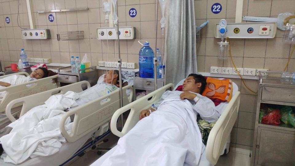Uống phải rượu giả: Kẻ mất mạng, người mù mắt, di chứng tổn thương não - 1 Rượu chứa methanol để lại nhiều di chứng vì thị lực, thần kinh. Trong ảnh: Bệnh nhân ngộ độc rượu methanol được điều trị tại Trung tâm chống độc (BV Bạch Mai). Ảnh: M.T