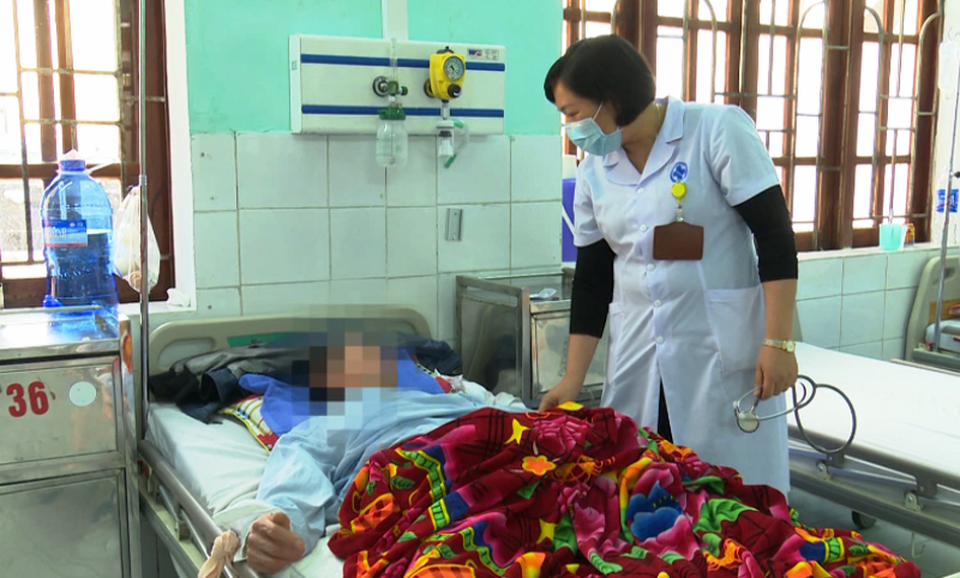 Một bệnh nhân dùng rượu trong đám khánh thành nhà mới đang được các bác sỹ thăm khám