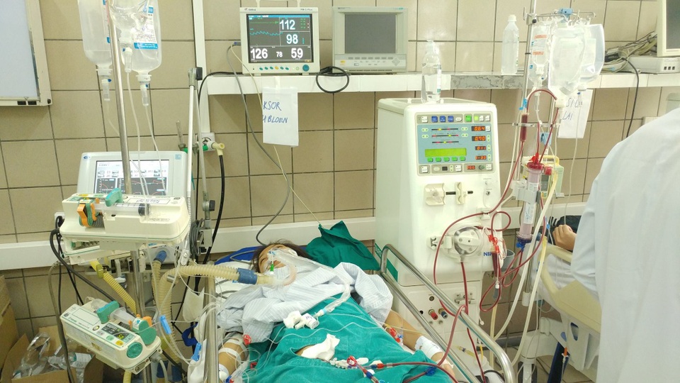 Thủ tướng chỉ đạo truy nguồn rượu độc khiến nhiều người Hà Nội nhập viện - 1 Một trong 7 sinh viên ở phường Nhân Hoà đang trong tình trạng nguy kịch vì uống phải rượu giả chứa cồn công nghiệp methanol. Ảnh: T.Đ