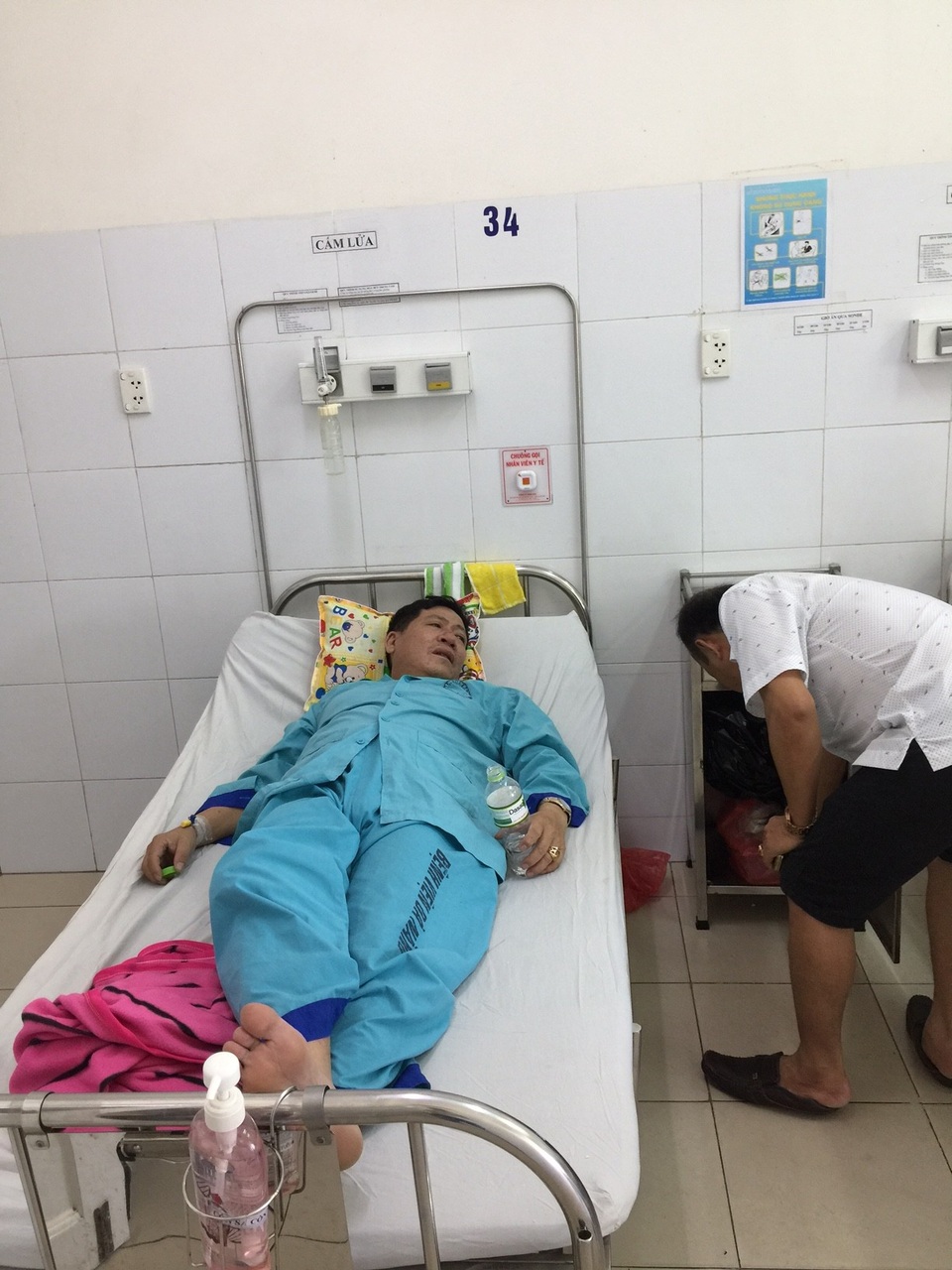 17 khách du lịch nhập viện sau ăn cơm gà, uống nước dừa - 2
Trong số các bệnh nhân còn nằm viện, có anh Phạm Anh Dũng vẫn còn mệt