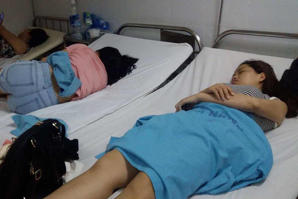 17 khách du lịch nhập viện sau ăn cơm gà, uống nước dừa - 1 Các bệnh nhân đang điều trị tại Bệnh viện Đà Nẵng