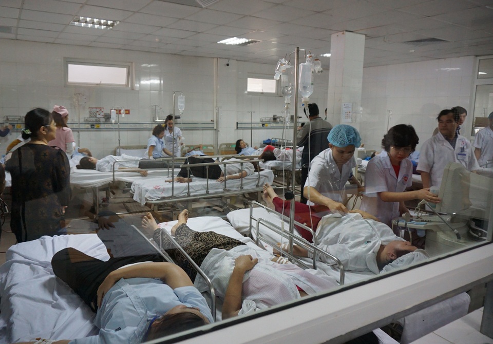 Vụ hàng loạt công nhân nhập viện: Xác định nguồn ngộ độc rất khó khăn! - 3
Hơn 50 nữ công nhân đang được chăm sóc, theo dõi tại Bệnh viện