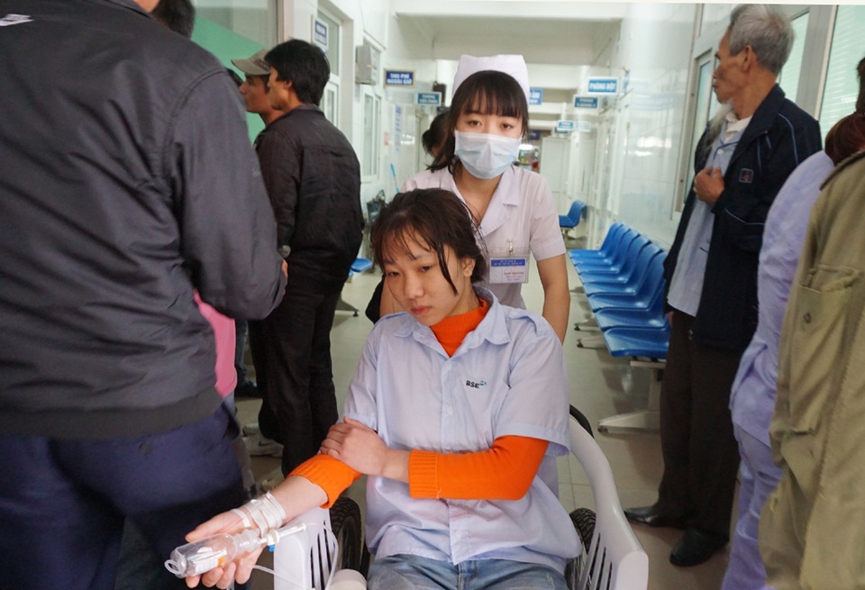 Vụ hàng loạt công nhân nhập viện: Xác định nguồn ngộ độc rất khó khăn! - 4 Nhiều công nhân đã tỉnh táo hơn sau khi được truyền dịch