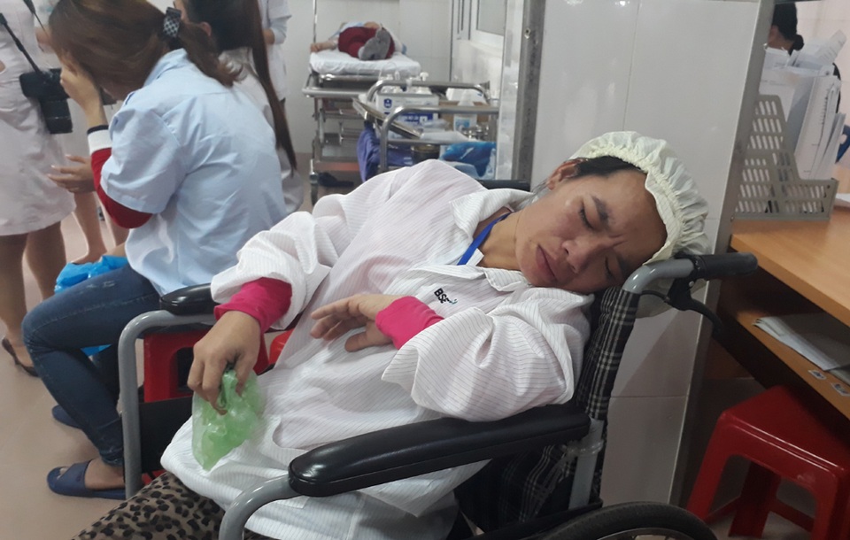 Vụ hàng loạt công nhân nhập viện: Xác định nguồn ngộ độc rất khó khăn! - 2 Các công nhân nhập viện với dấu hiệu điển hình của ngộ độc thực phẩm như đau đầu, đau bụng, nôn ói...