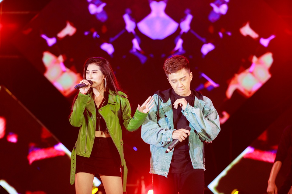 Đêm nhạc Mỹ Tâm và trò cưng Đức Phúc tham dự là sự kiện nối dài từ Nam ra Bắc với sự góp mặt của nhiều ca sĩ trẻ được khán giả yêu mến. Ngô Kiến Huy song ca với bạn gái Khổng Tú Quỳnh ca khúc Yêu không đường lui.