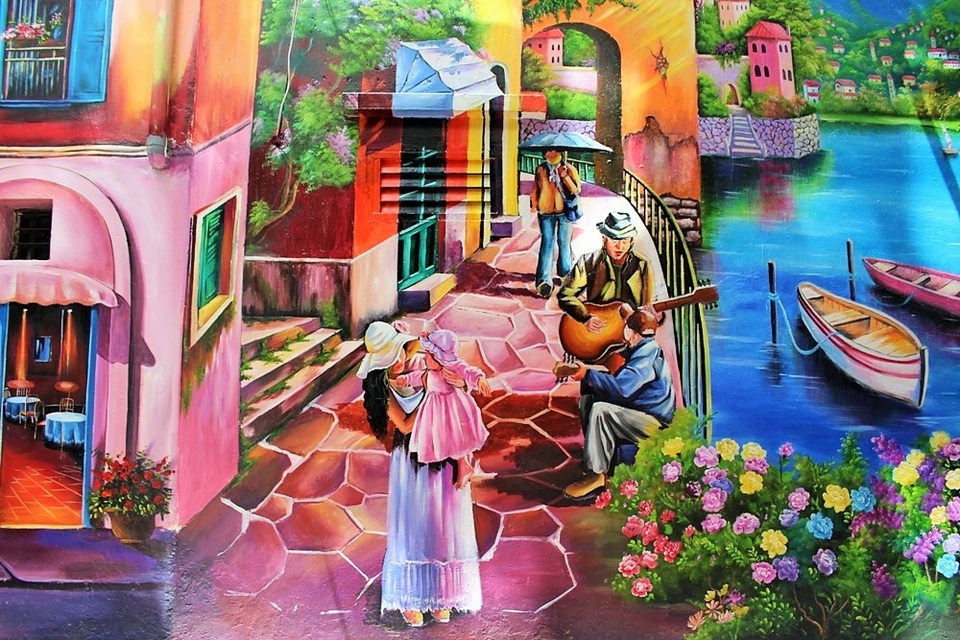 Con ngõ nhỏ Hà Nội đẹp ngỡ ngàng với tranh 3D - 9 Bức tranh thành phố Venice dần hiện lên với khung cảnh hiện đại, pha lẫn vẻ trong trẻo, yên bình. Trung bình, mỗi nhà thuê vẽ phải bỏ ra khoảng 5 triệu đồng để trang trí cho phần tường nhà mình.