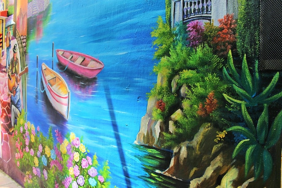 Con ngõ nhỏ Hà Nội đẹp ngỡ ngàng với tranh 3D - 3 Trao đổi với PV Dân trí, anh Ngô Trường Giang, người sống trong ngõ tiết lộ, ý tưởng thực hiện bức vẽ là của một người hàng xóm. “Ban đầu mới chỉ là bức tranh phong cảnh vẽ một phần rất nhỏ thị trấn nước Ý, tuy nhiên, khi thấy bức vẽ làm con ngõ trở nên sống động hơn thì tôi cũng ngỏ ý muốn kéo dài bức tranh sang phía tường nhà mình. Đúng lúc vẽ hết phần tường của 2 nhà thì hình chiếc thuyền bị dở dang. Nhưng sau đó, cặp vợ chồng người nước ngoài sống ở kế bên cũng thích thú với bức vẽ nên đồng ý cho vẽ tiếp nốt phần còn lại. Tính ra, bức tranh tường này khoảng 60m2”, anh Giang nói.