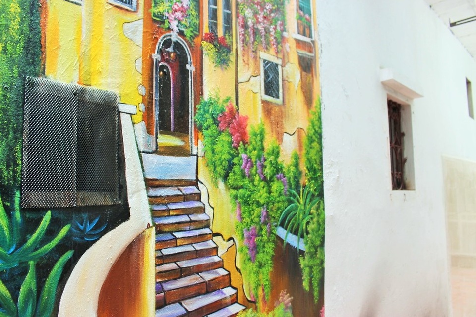 Con ngõ nhỏ Hà Nội đẹp ngỡ ngàng với tranh 3D - 5 Anh Giang cũng chia sẻ dự định kéo dài bức vẽ sang phần tường còn trống của căn nhà cho thuê bên cạnh: “Mọi người đang bàn nhau, nếu vẽ tiếp thì phía nhà tôi sẽ chọn những tông màu trầm, nhạt hơn để đem đến sự hài hòa. Rõ ràng, bức tường quét sơn trắng nhìn quá nhàm chán so với một bức tranh sống động đến thế kia”.