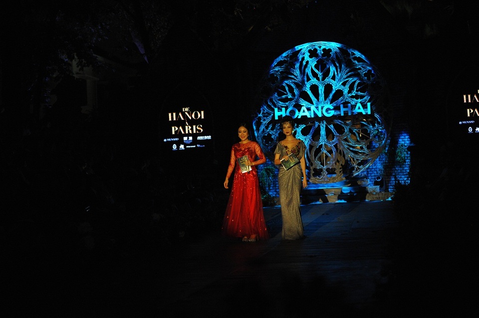 Ngẩn ngơ ngắm Ngô Phương Lan, “nàng thơ xứ Huế” trong hậu trường - 3 Trong show diễn, Hoa hậu Ngô Phương Lan đảm nhiệm vai trò dẫn tiếng Pháp và tiếng Anh, Á hậu Thụy Vân đảm nhiệm vai trò MC dẫn dắt bằng tiếng Việt.