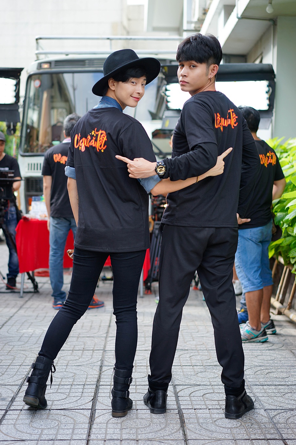 Ngô Thanh Vân nghịch ngợm cùng Jun trên phim trường