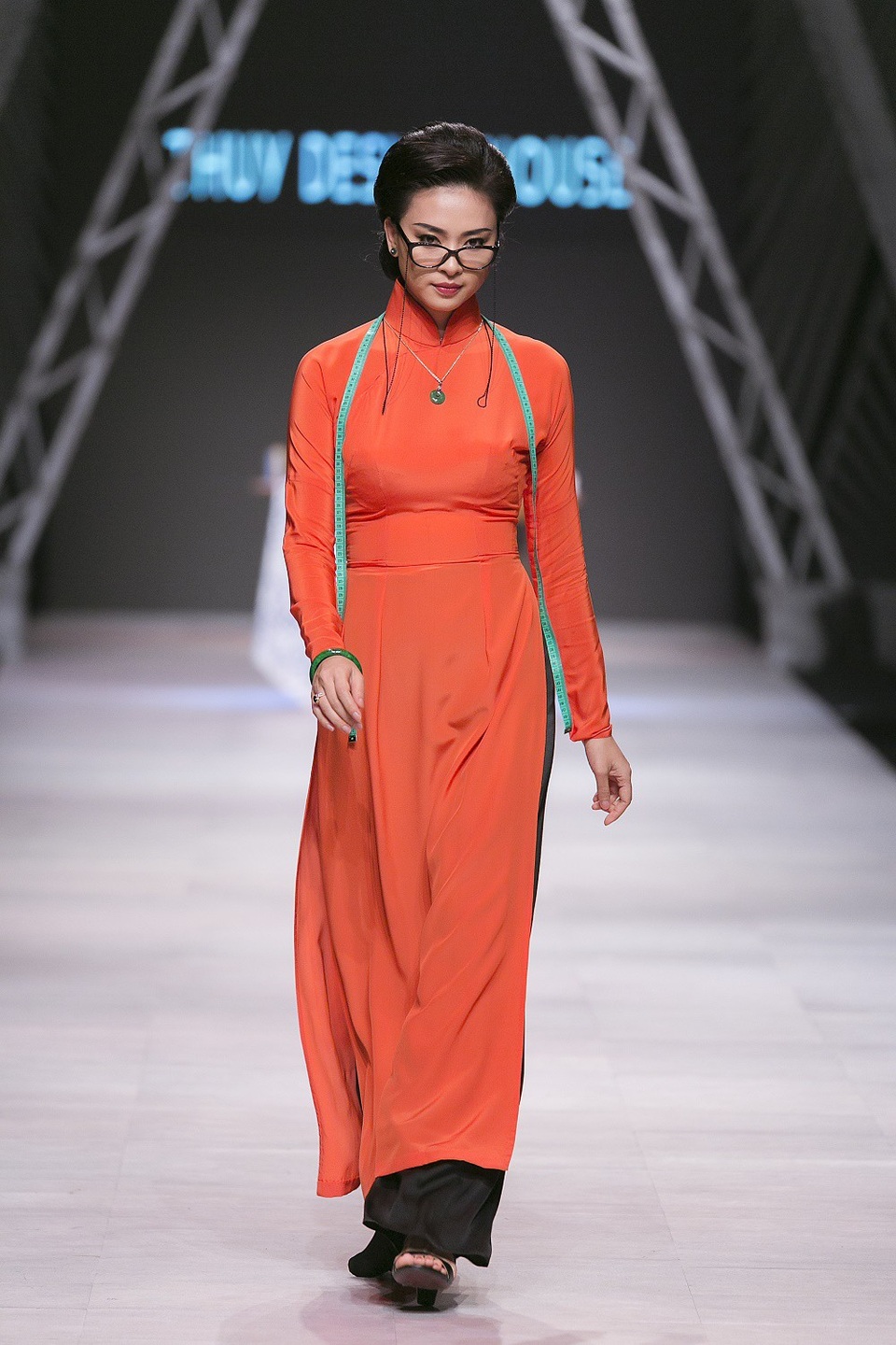 Không hẹn mà trùng hợp, rất nhiều người đẹp showbiz đã chọn phong cách cổ điển, dịu dàng để khoe sắc trong đêm thứ 2 Tuần lễ Thời trang Quốc tế Việt Nam - Vietnam International Fashion Week.