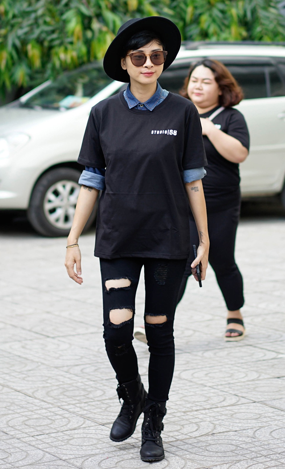 
Xuất hiện trong khung hình, Ngô Thanh Vân cực ‘bụi phủi’ với nguyên set đồ đen tuyền, kết hợp cùng mũ rộng vành chung tông màu khá thu hút
