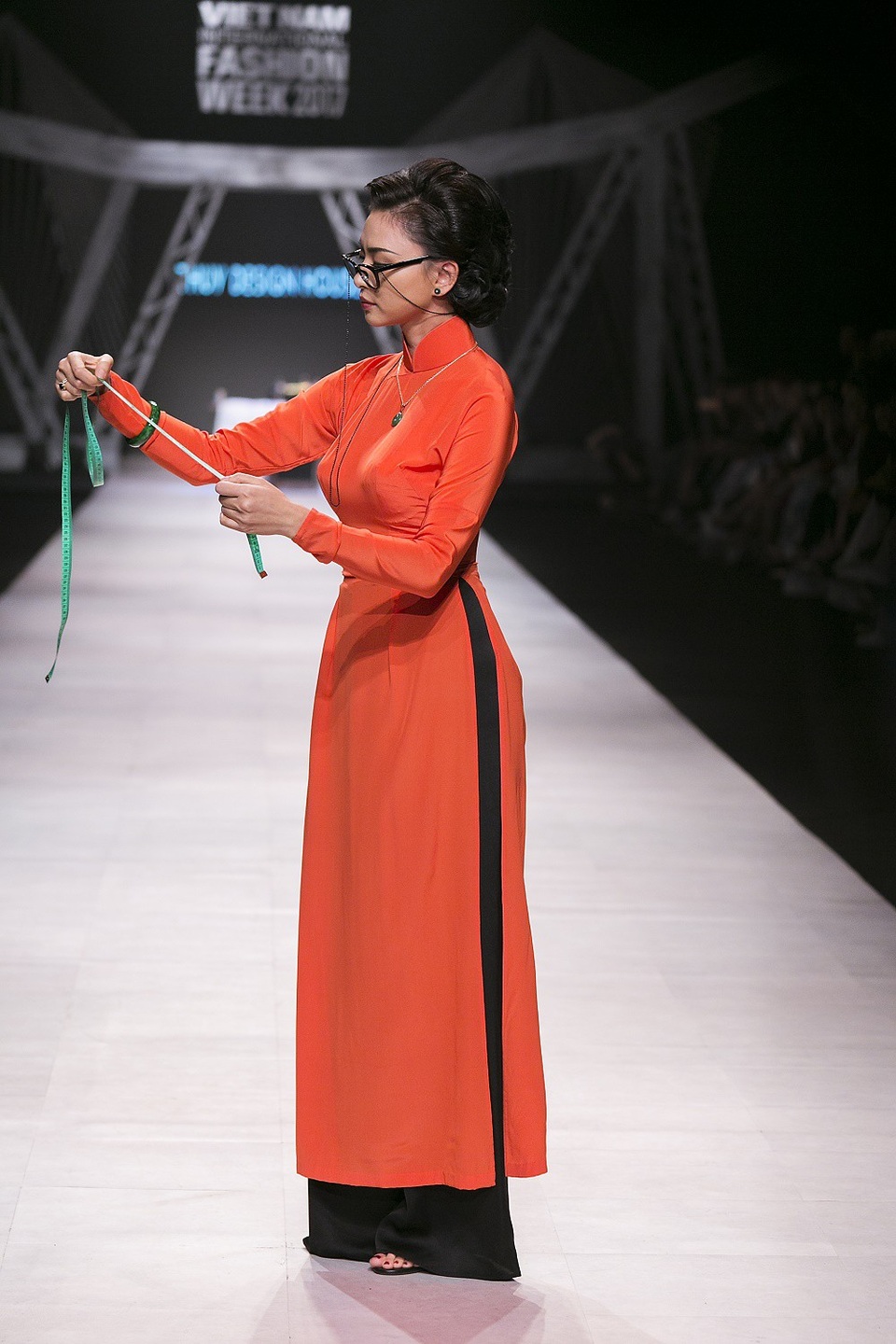 Ngô Thanh Vân thể hiện cá tính riêng bên cạnh những sải bước tự tin của các model hàng đầu như Hương Ly, Ngọc Châu, Chà Mi, Lại Thanh Hương, Mai Giang, Anh Thư...