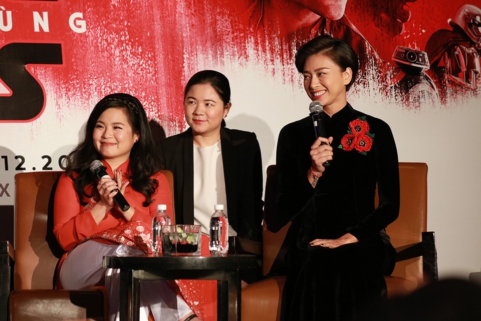 Ngô Thanh Vân: “Tôi được đãi ngộ như một siêu sao khi tham gia Star Wars” - 5 Ngô Thanh Vân chia sẻ, cho đến khi có mặt trong buổi ra mắt Star Wars tại Việt Nam, cô và Kelly vẫn còn vẫn còn run, vẫn không thể tin là mình đã và đang góp mặt trong thương hiệu Star Wars đình đám này.