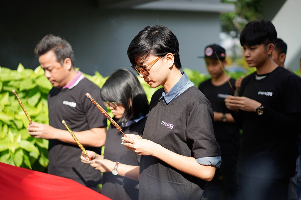 Hình ảnh này khiến cô trong rất gần với dáng vẻ cách đây 8 năm khi xuất hiện trên phim trường với những vai diễn đả nữ.