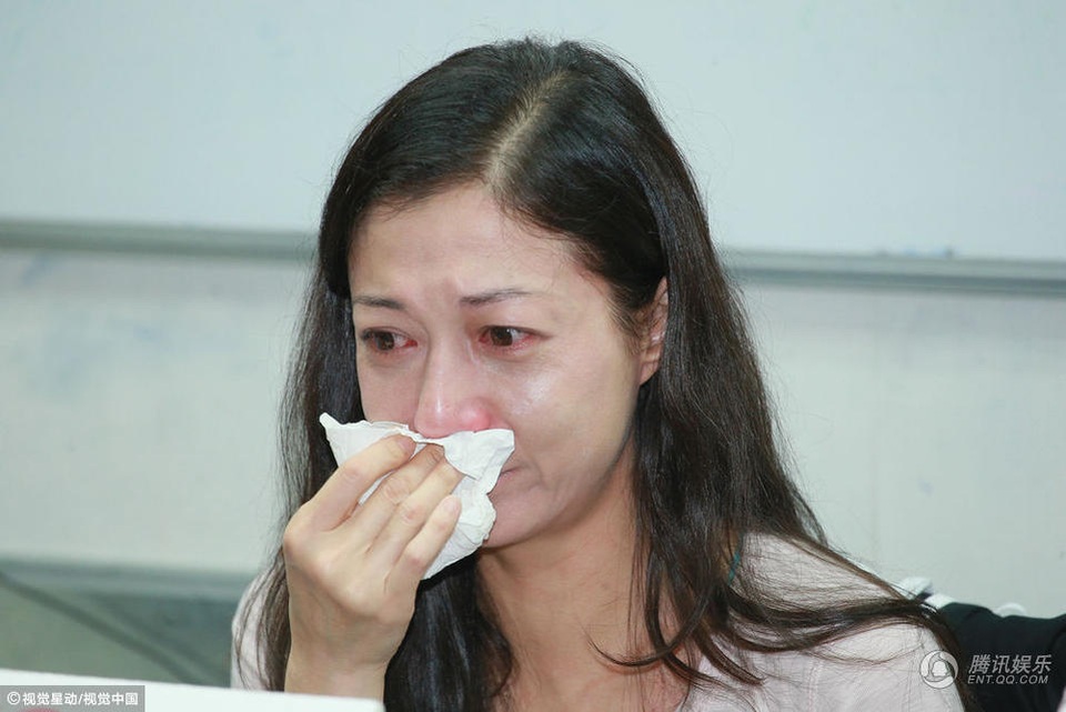 "Tình cũ" của Thành Long nức nở nhắc đến nỗi buồn 17 năm không danh phận - 1
Ngày hôm qua 30/3, Ngô Ỷ Lợi đã nhận lời phỏng vấn của một tờ báo Đài Loan. Cựu hoa hậu Hồng Kông nức nở khi được hỏi đến mối quan hệ giữa cô và con gái Ngô Trác Lâm cũng như những tủi hờn mà cô phải chịu đựng khi cha của đứa trẻ không thừa nhận giọt máu của mình.