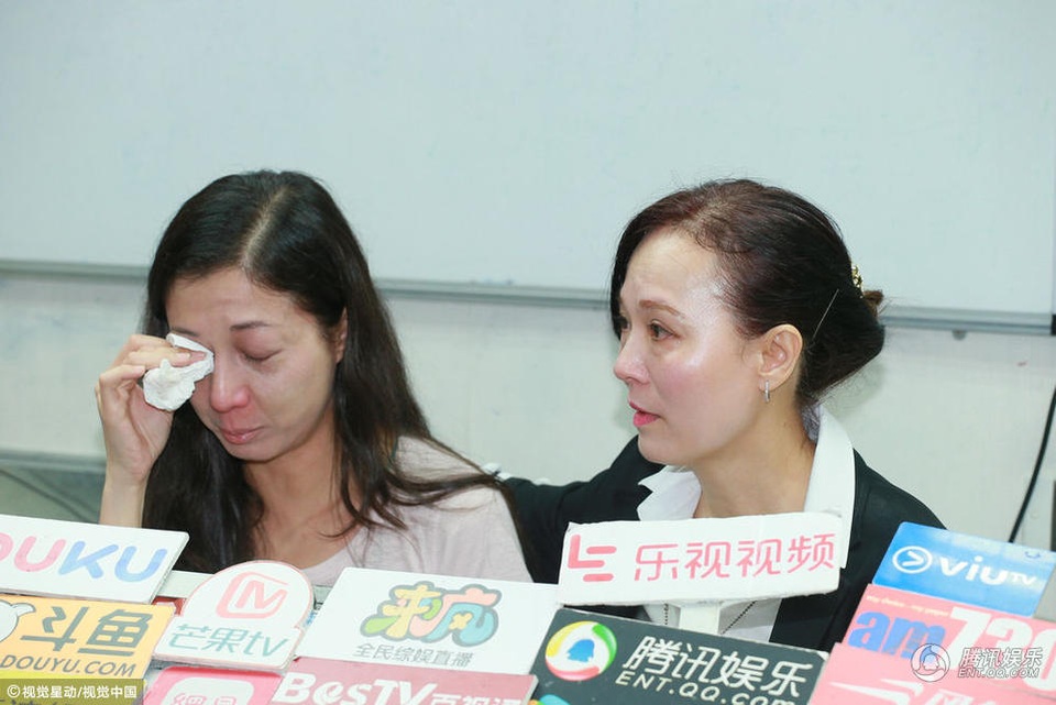 "Tình cũ" của Thành Long nức nở nhắc đến nỗi buồn 17 năm không danh phận - 13
Sau khi có thông tin Ngô Trác Lâm báo cảnh sát về việc bị mẹ ruột bạo hành bằng lời nói, cô bé 17 tuổi này đã viết trên trang cá nhân: Ngày mai, tôi sẽ rời khỏi nhà. Với những ai quan tâm tôi, tôi muốn nói với họ rằng, tôi vẫn ổn.